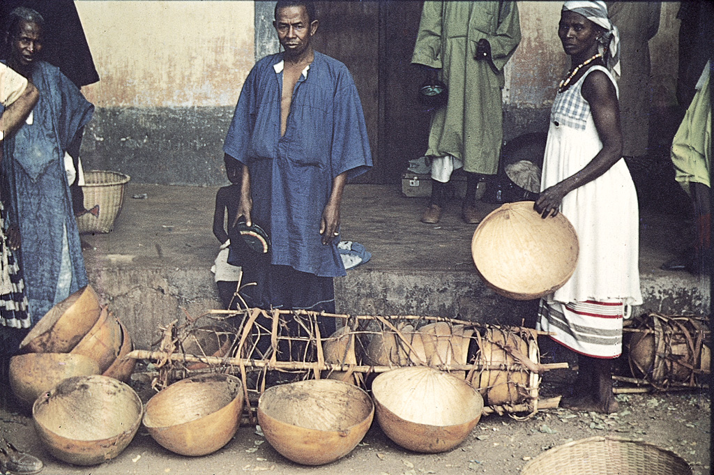 Venda de cabaças, no mercado de Bissau