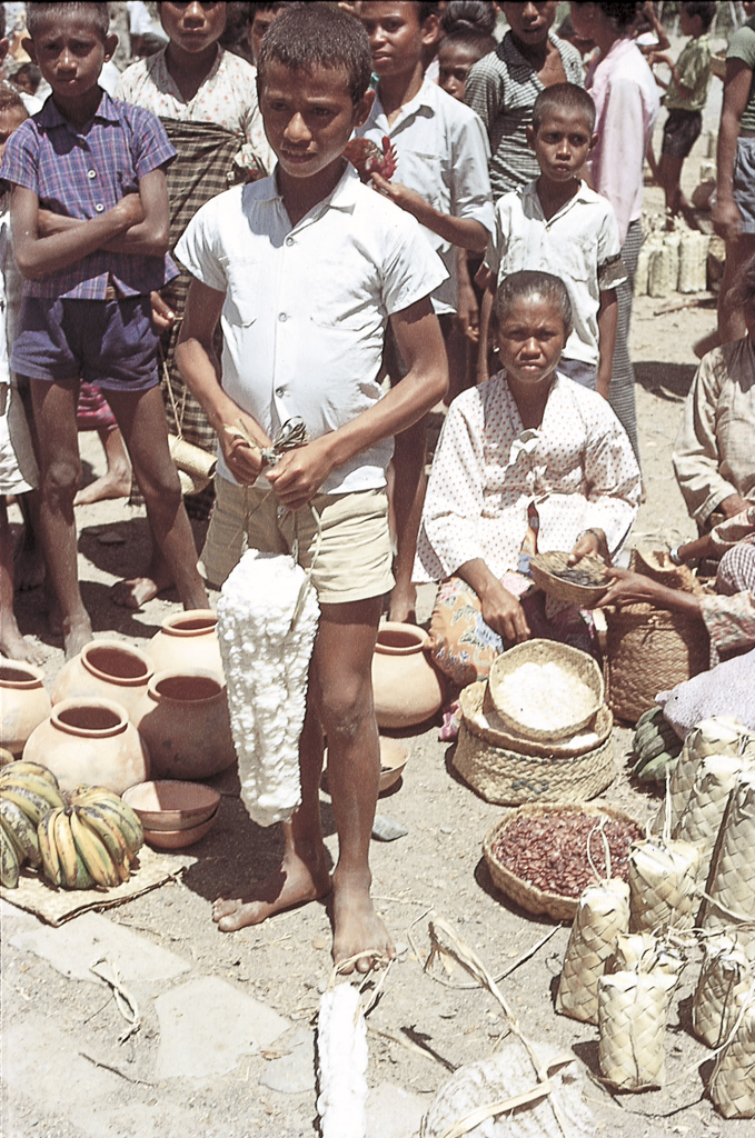 Venda de fruta, legumes secos e sal, no bazar de Baucau (1970)