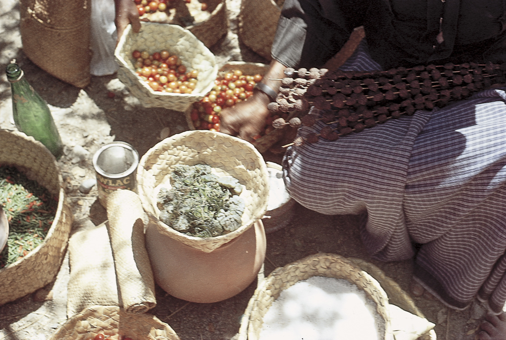 Venda de legumes no bazar de Baucau (1970)