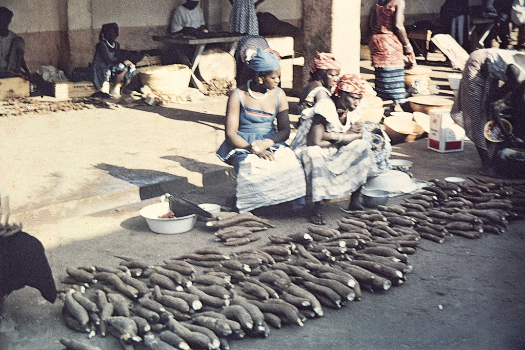 Venda de mandioca, no mercado de Bissau