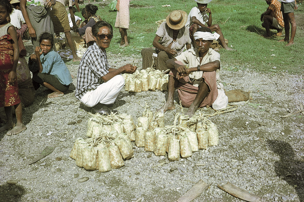 Venda de sal, no bazar de Ainaro (1973)